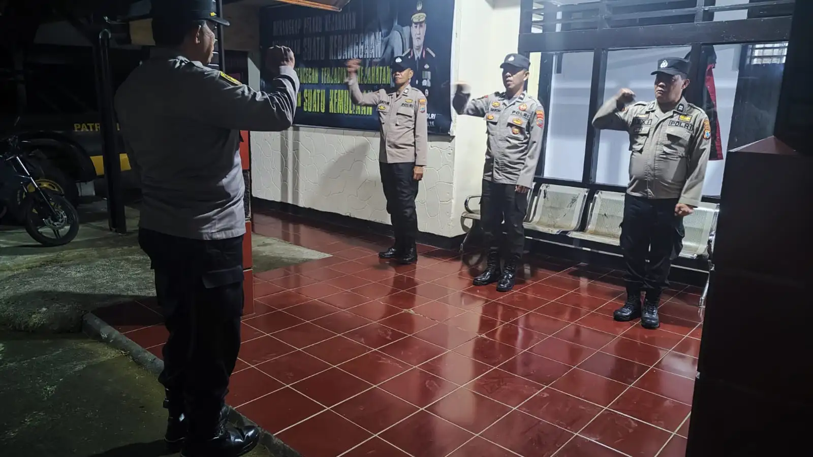 Polsek Kombi Jalin Kedekatan Dengan Warga Melalui Sambang Dan Patroli Humanis
